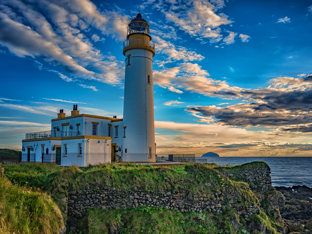 Маяк на побережье под красивым голубым небом