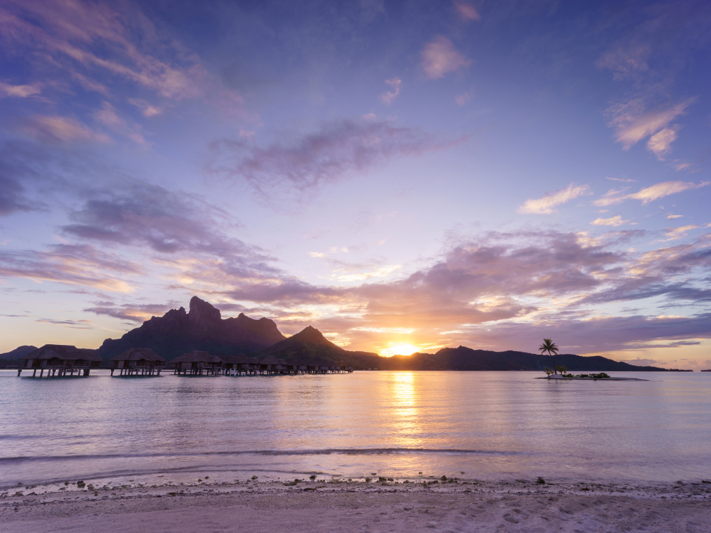 Сиреневый закат в небе над океаном, остров Бора-Бора.