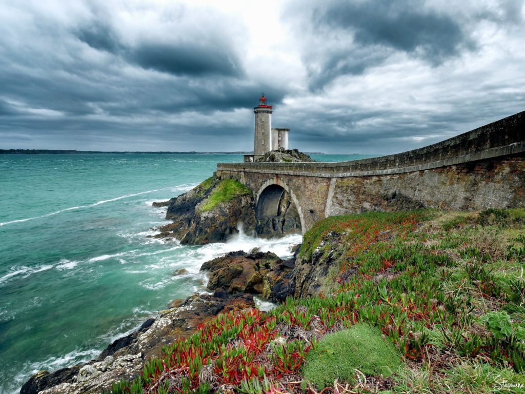 Старый маяк на берегу моря 