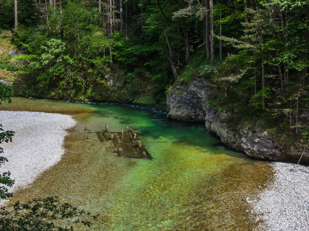 Река возле каменного утеса 