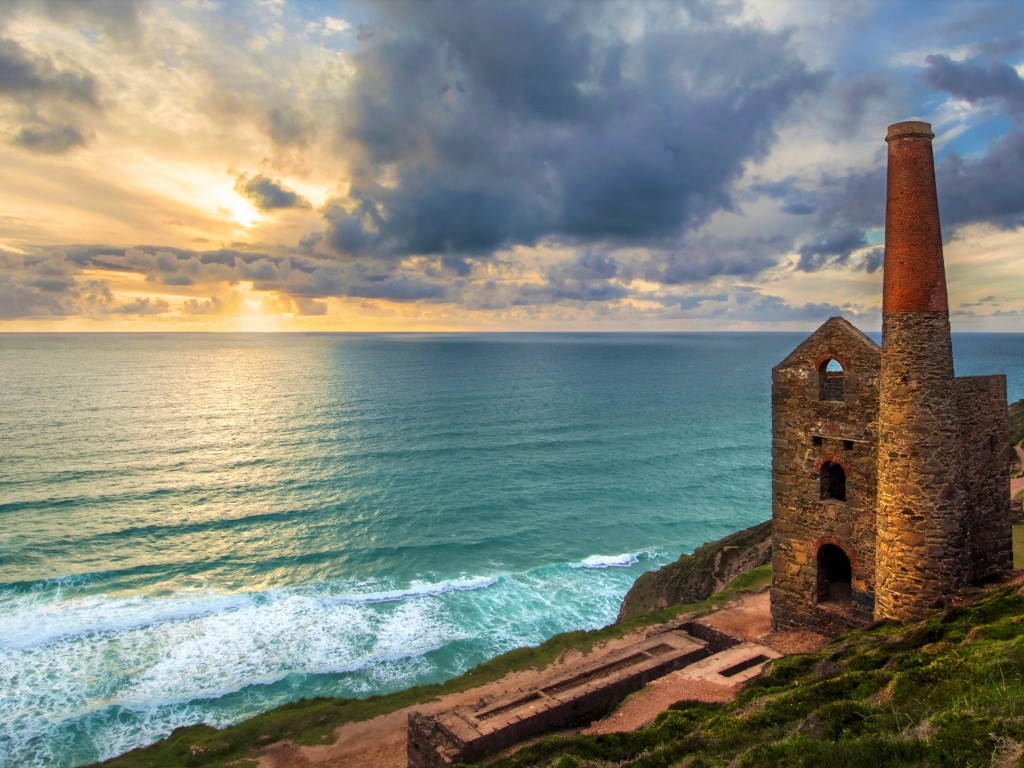 Руины здания на берегу океана под красивым  небом