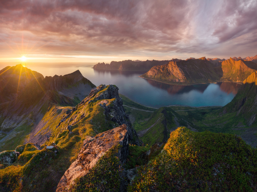 Восход солнца в красивом небе над покрытыми зеленью горами 