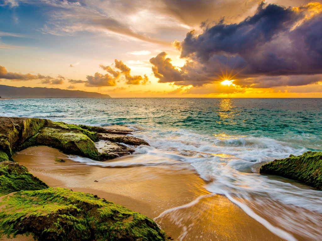 Закат яркого солнца в облаках над океаном 