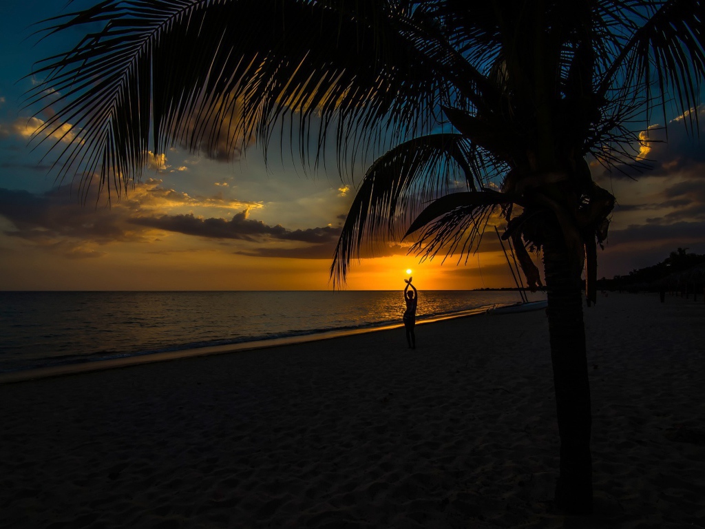 Закат солнца на тропическом пляже 