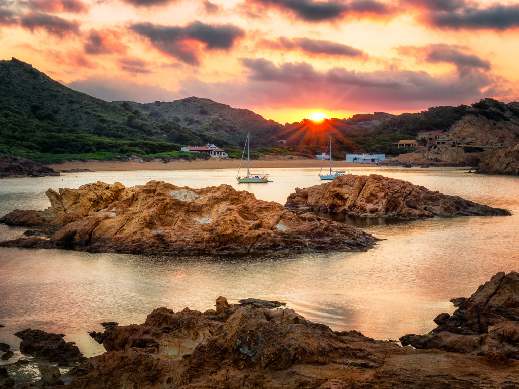 Побережье в лучах солнца на рассвете под красивым небом