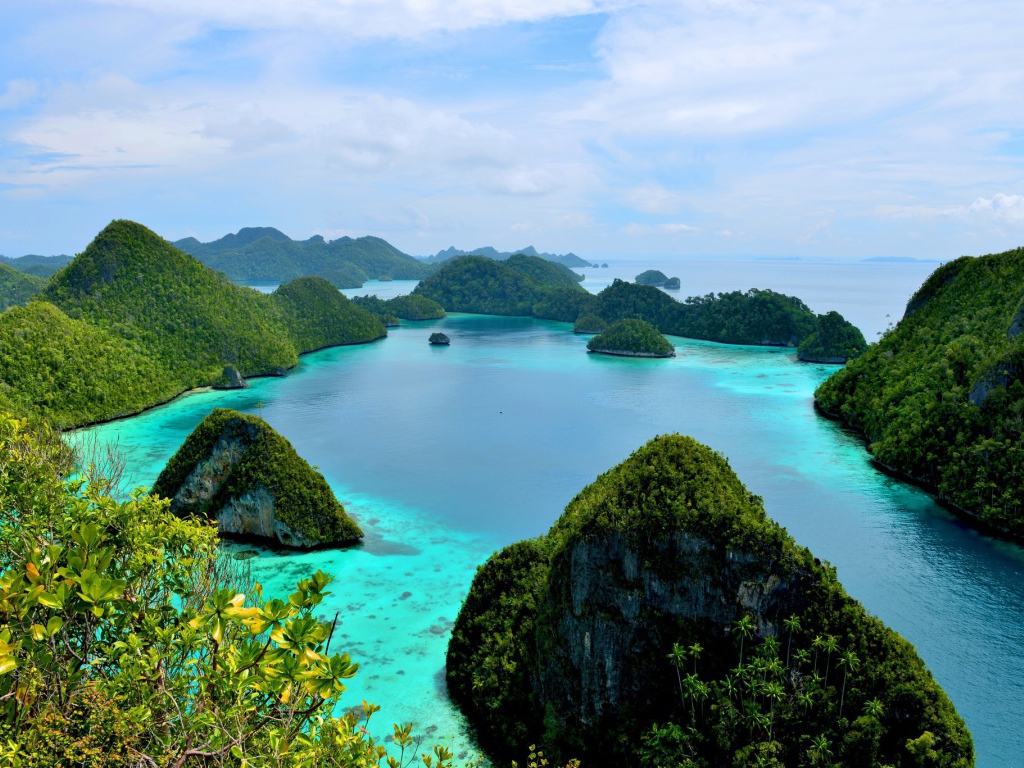 Лагуна с голубой чистой водой в тропиках 