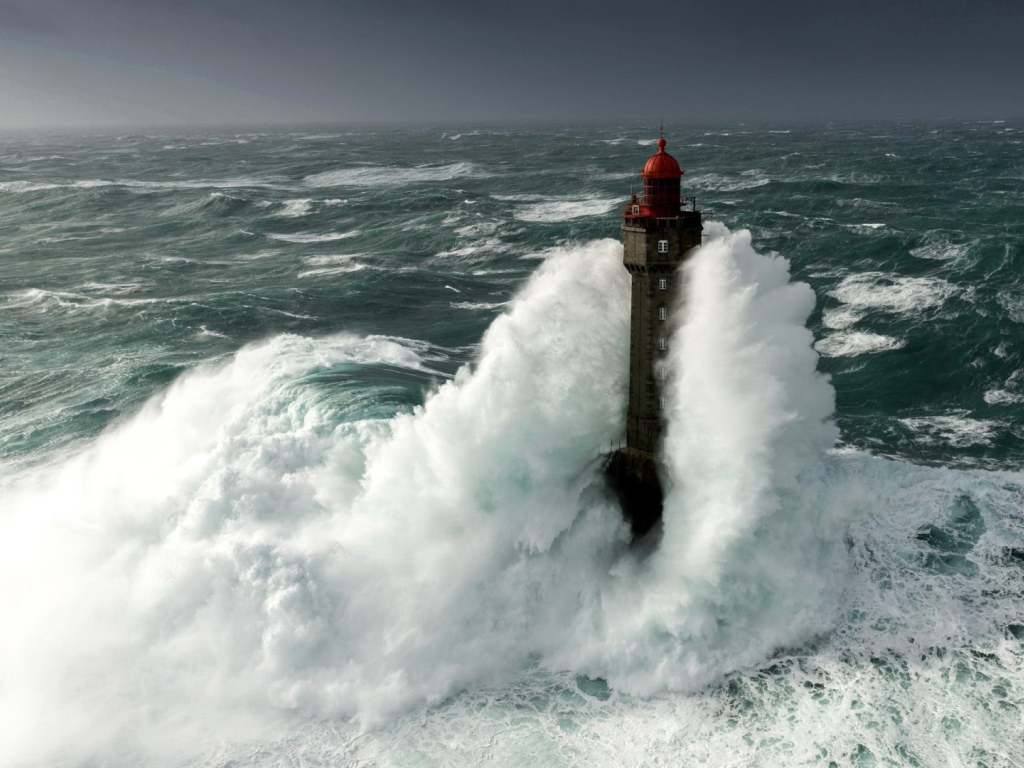 Бушующие волны окутывают маяк 