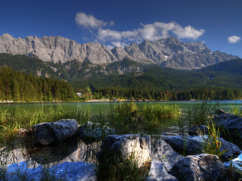 Вид на горы и озеро в живописном парке, Германия