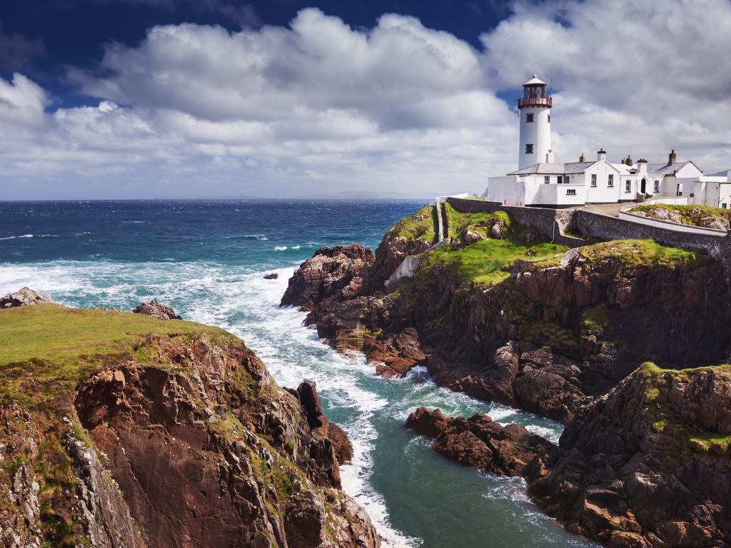 Маяк на скалистом побережье  