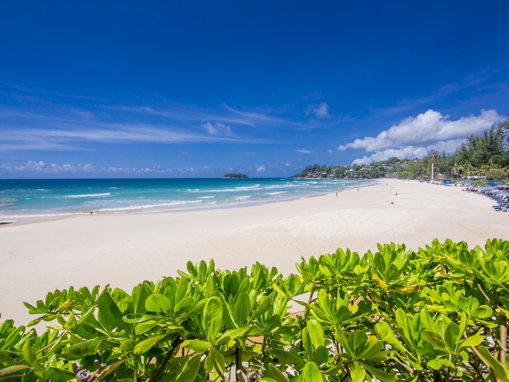 Вид на красивый пляж Ката Нои под голубым небом, Таиланд