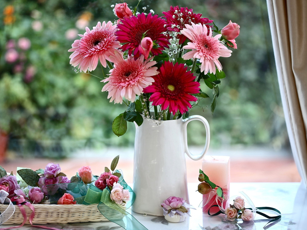 Букет гербер в белой вазе 