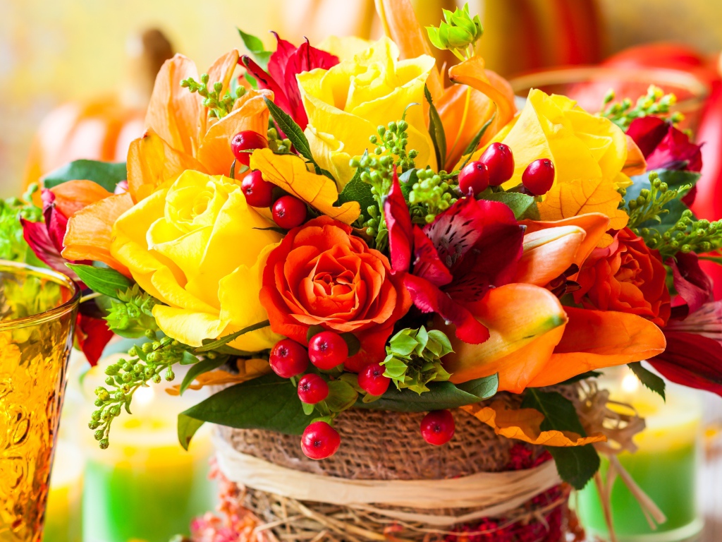 Красивый осенний букет с розами и желтыми листьями