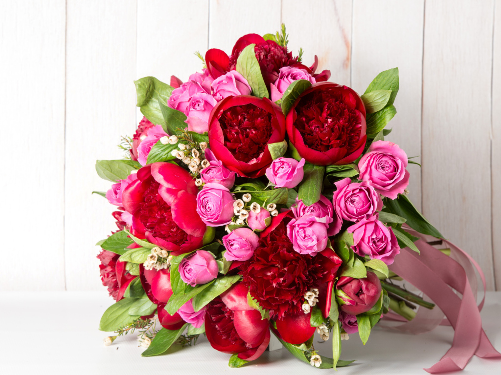 Красивый букет розовых роз с красными тюльпанами