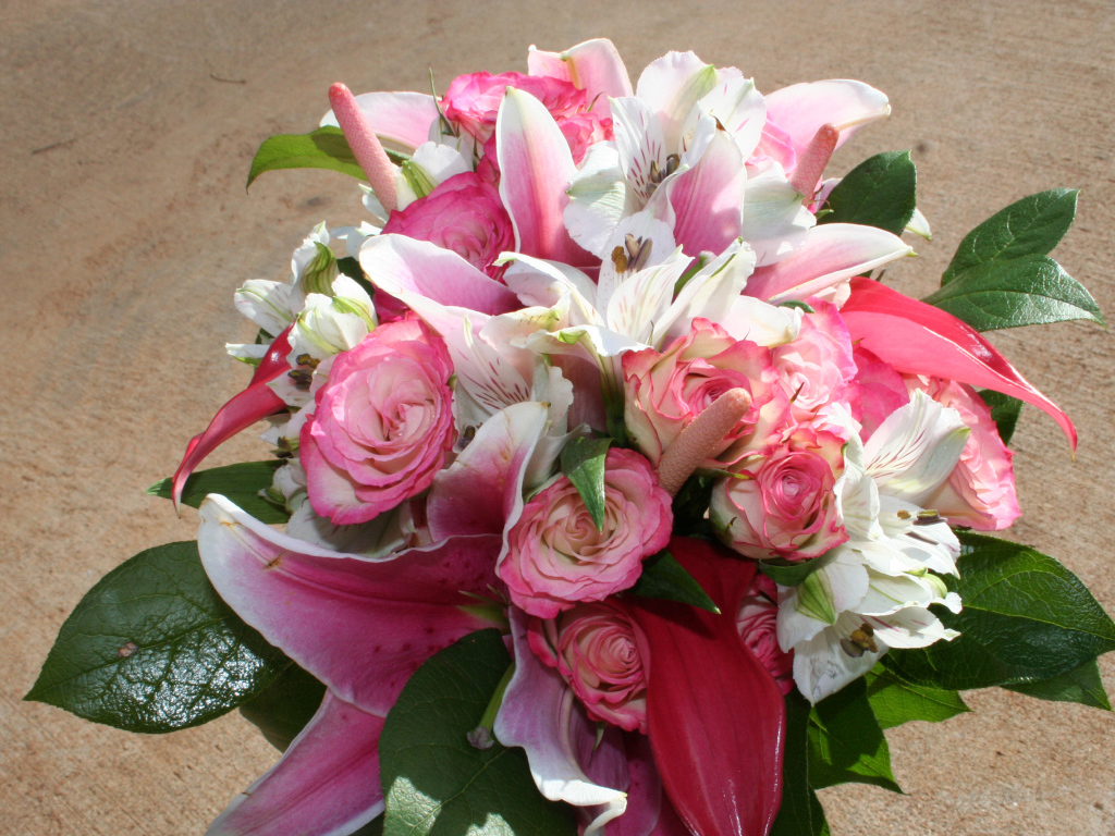 Красивый букет с цветами альстрёмерия, розы и лилии