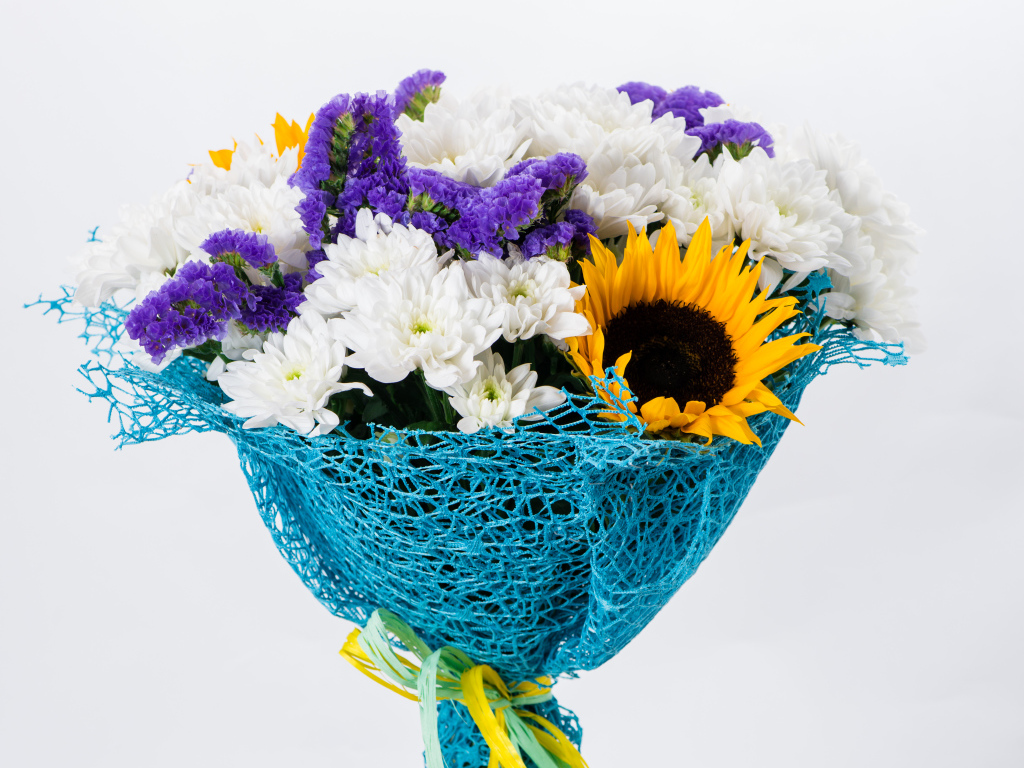 Красивый яркий летний букет цветов на белом фоне