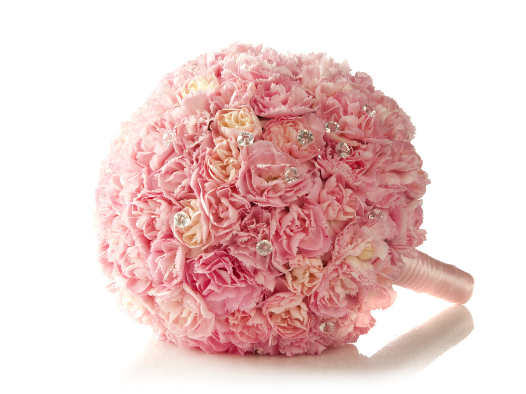 Красивый свадебный букет из розовой гвоздики  на белом фоне