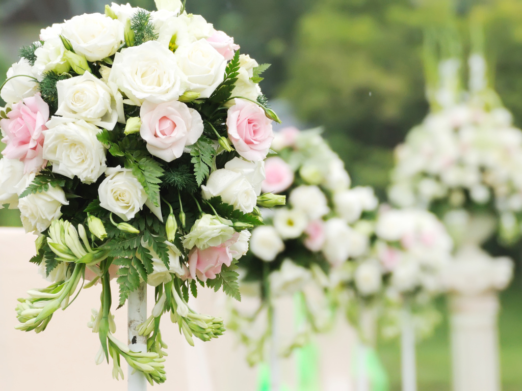 Красивые свадебные букеты из цветов розы и фрезии в декоре