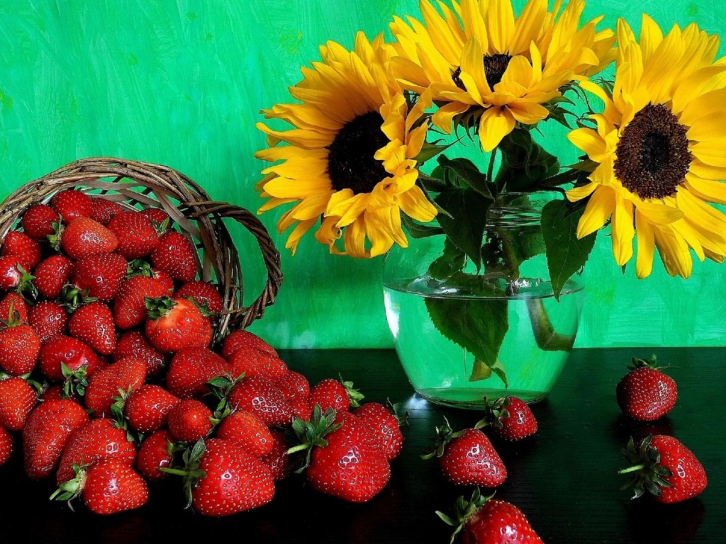 Цветы желтого подсолнуха в вазе со свежей клубникой 