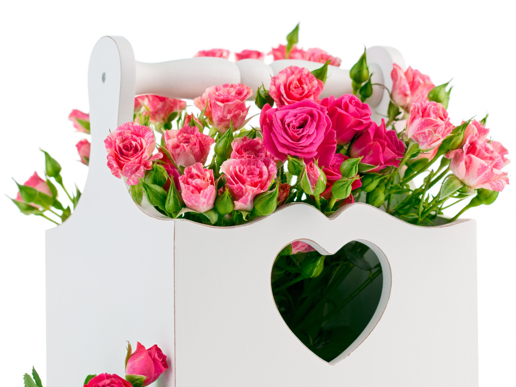 Розовые розы в белой корзине с сердцем