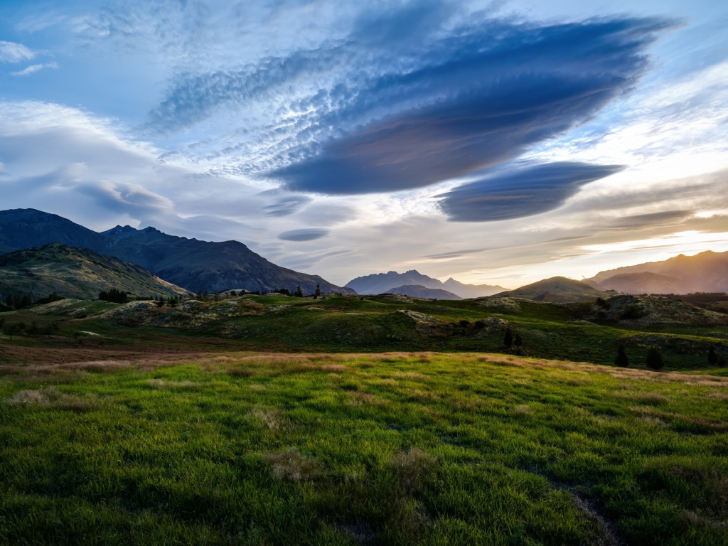 Красивые облака над горами и зеленым лугом, Новая Зеландия