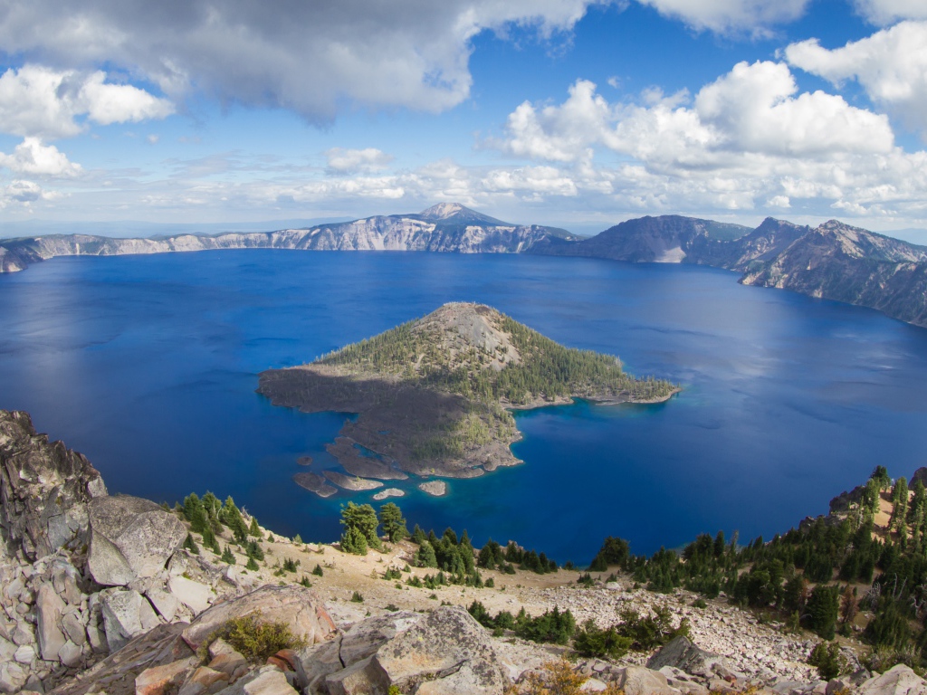 Горы вокруг чистого озера Крейтер, США