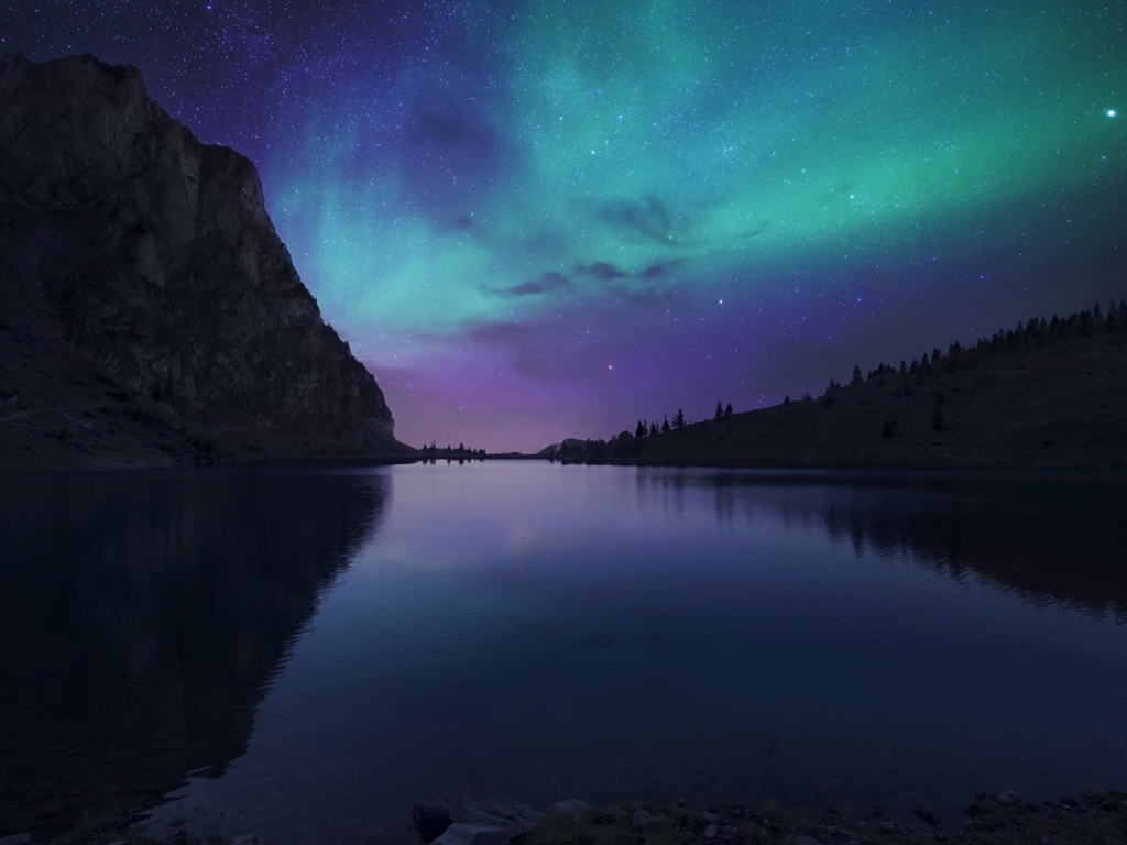 Северное сияние над горным озером 