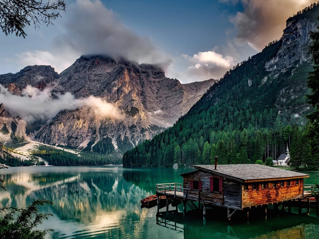 Деревянный домик на озере Брайес, Италия 