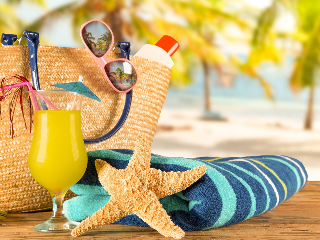 Пляжная сумка с очками, полотенцем, коктейлем и морской звездой