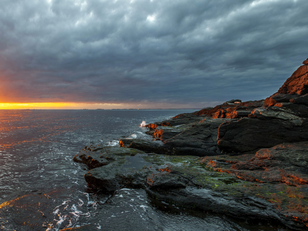 Каменное побережье в Норвегии на закате 