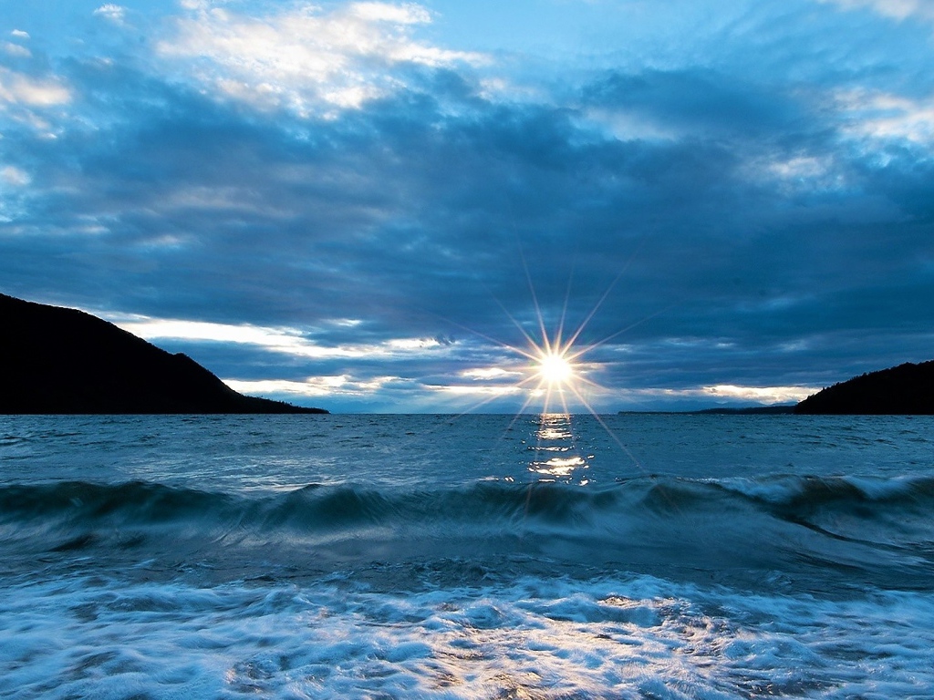 Закат летнего солнца над океаном