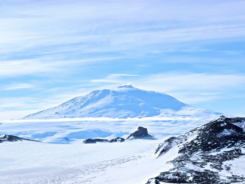 Заснеженный вулкан Эребус, Антарктида