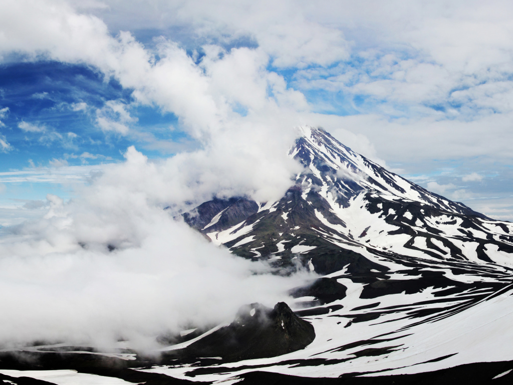 Вулкан Авачинская сопка покрыт белыми облаками, Камчатка. Россия 