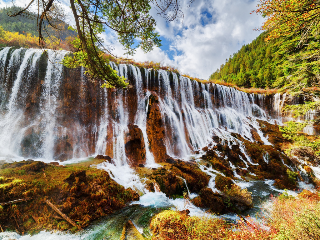 Красивый водопад в осеннем парке Цзючжайгоу, Китай
