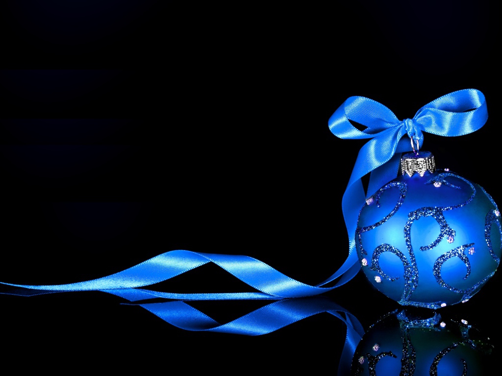 Красивый елочный шар с голубой лентой на черном фоне