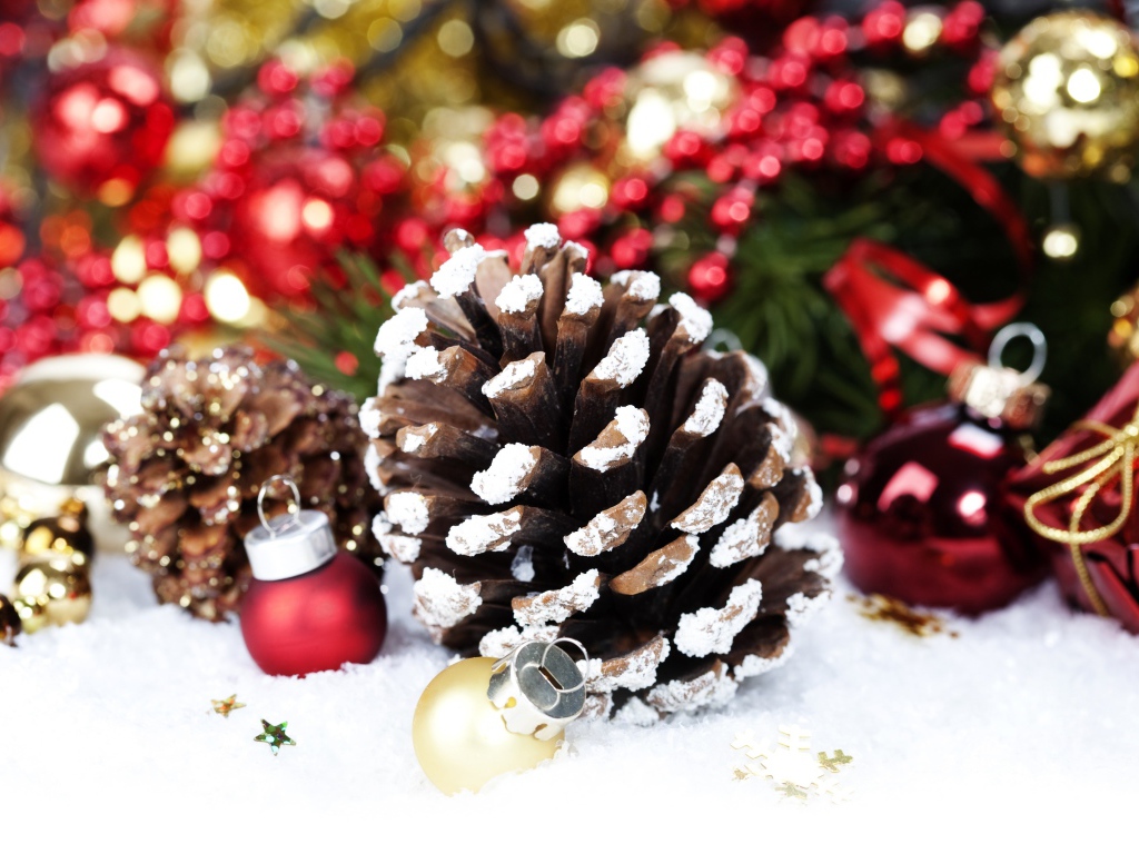 Большая елочная шишка с игрушками на Новый год 2018