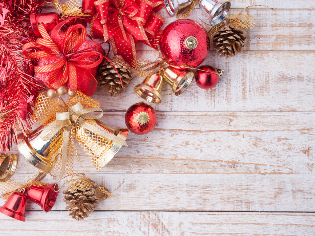 Новогодние украшения, колокольчики на деревяной доске. Фон для новогодней открытки