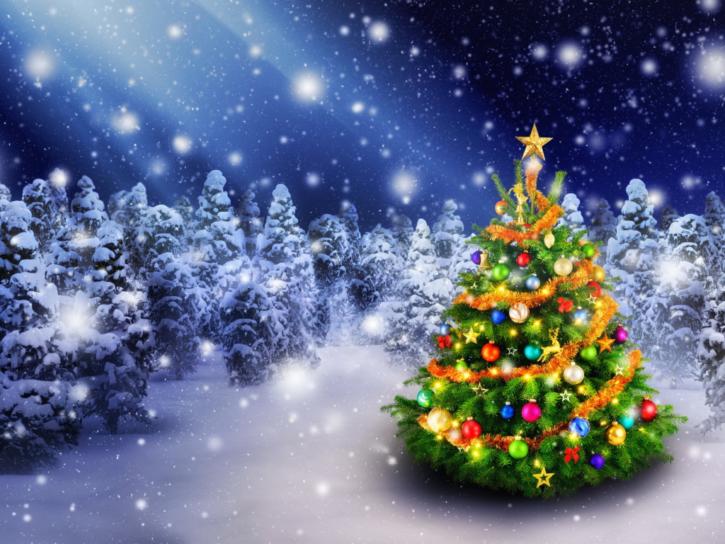 Наряженная елка в покрытом снегом лесу на новый год 2018