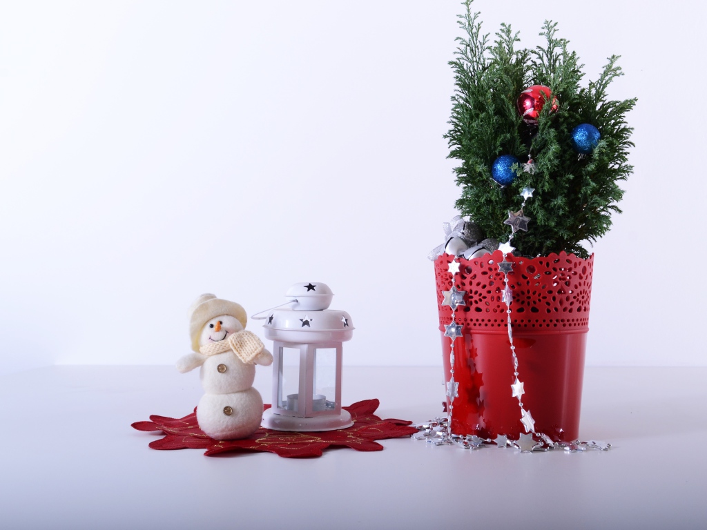 Праздничный новогодний декор на сером фоне