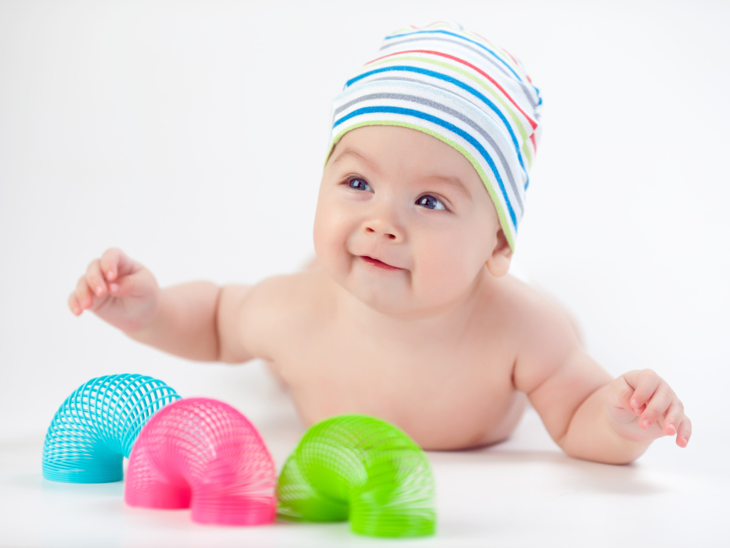 Грудной ребенок с разноцветными игрушками