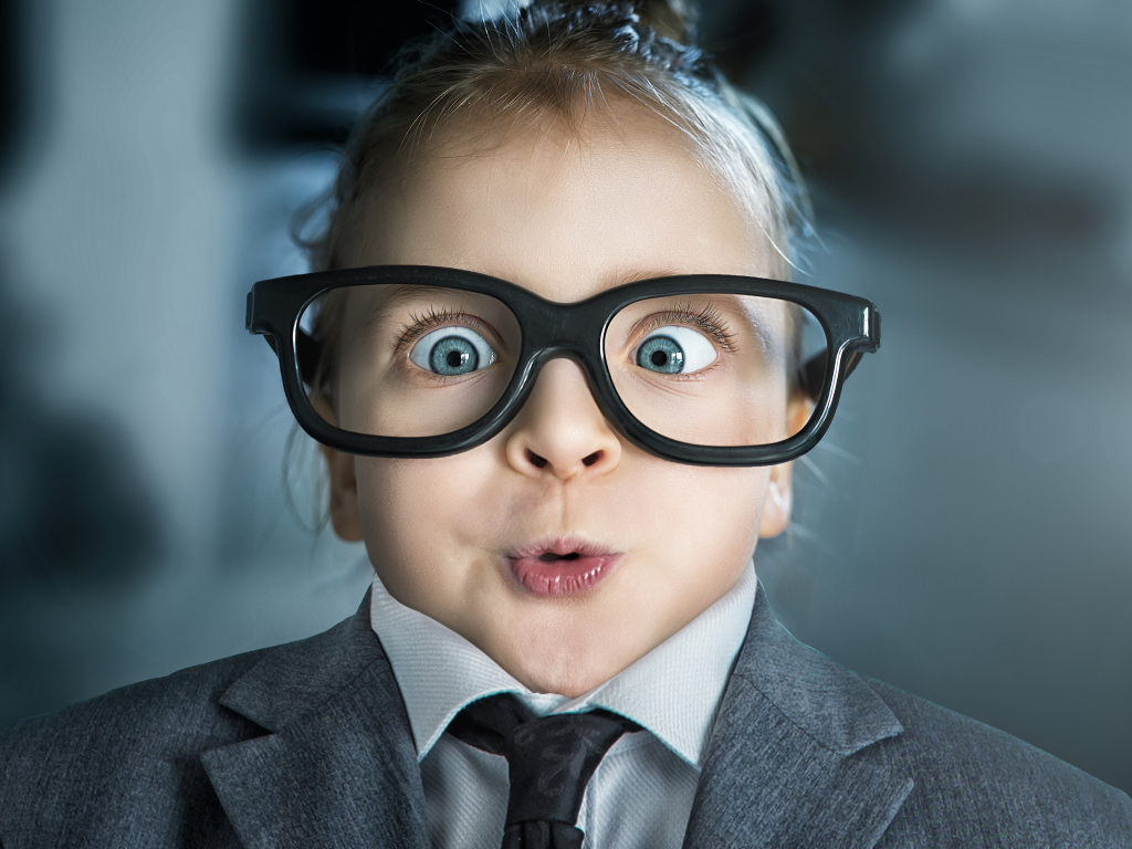 Девочка со смешными глазами в больших очках