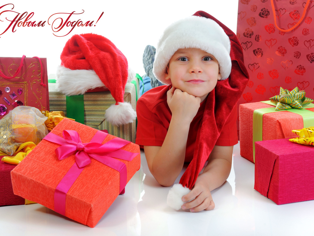 Маленький мальчик с большими подарками на Новый год 2018