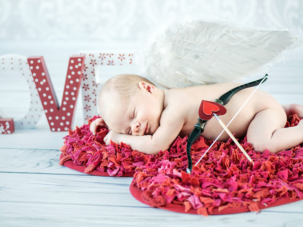 Маленький ребенок в костюме купидона