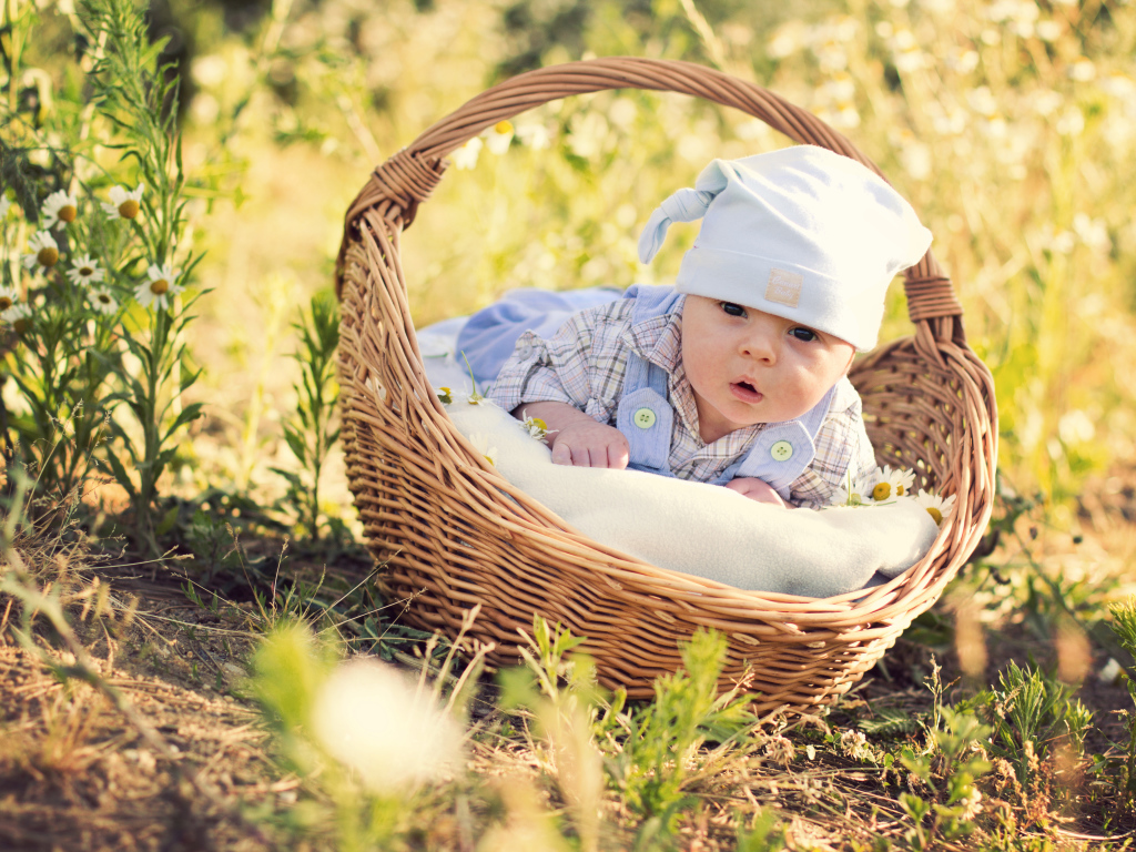 Маленький милый младенец лежит в корзине