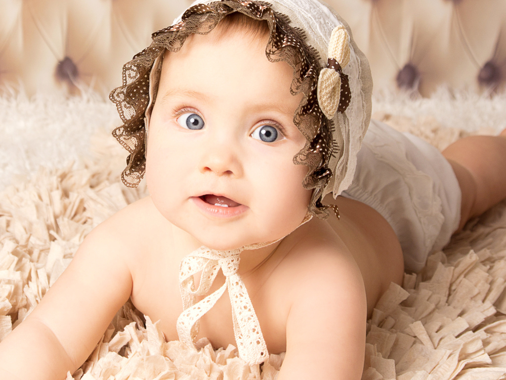 Красивая голубоглазая девочка в шапке