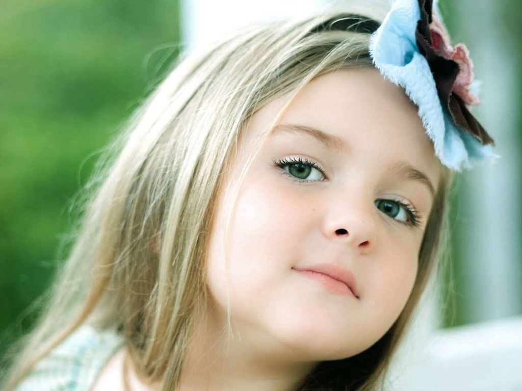 Красивая зеленоглазая девочка с заколкой в волосах 