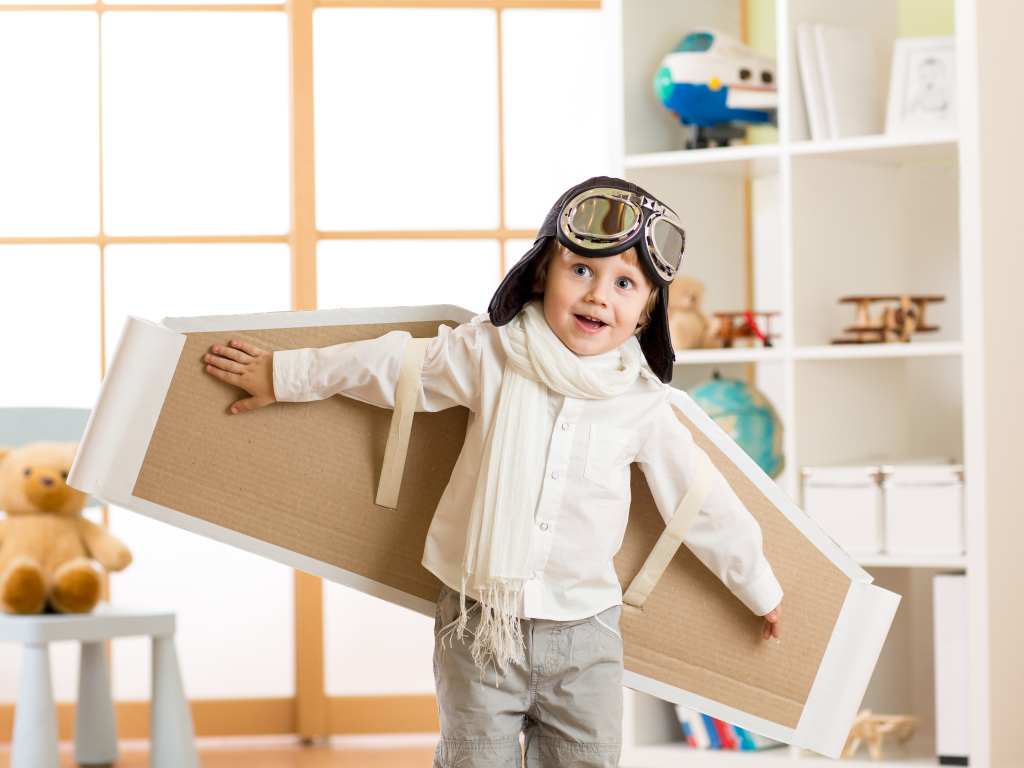 Маленький мальчик будущий летчик