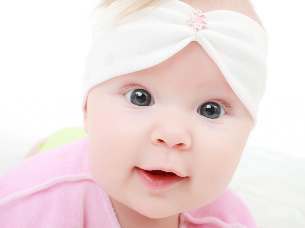 Маленькая милая девочка с большими голубыми глазами