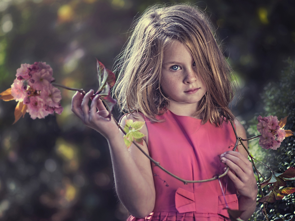 Маленькая девочка в розовом платье