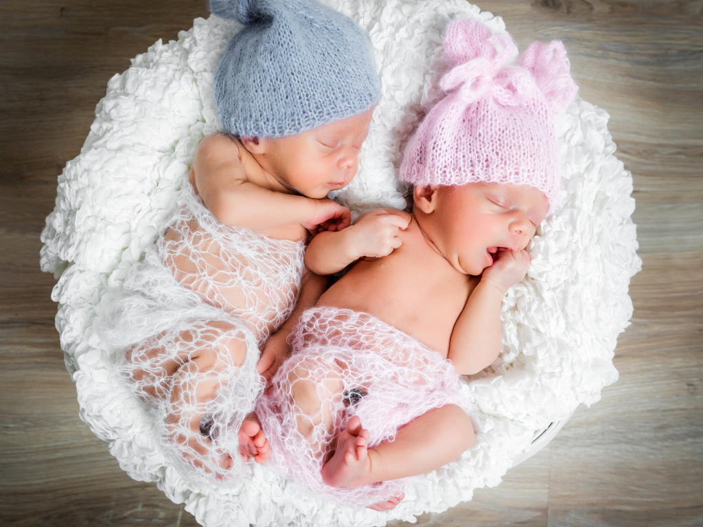 Милые спящие младенцы двойняшки