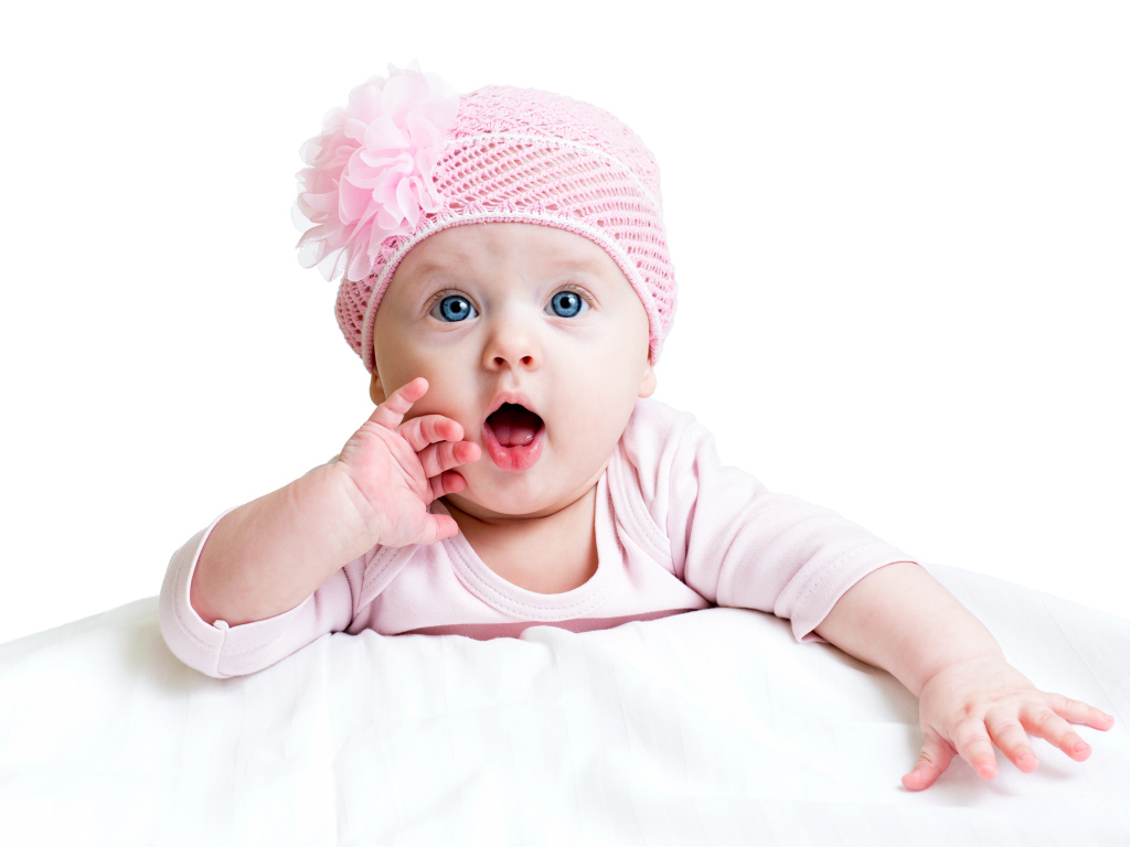 Грудная голубоглазая девочка в розовой шапке на белом фоне